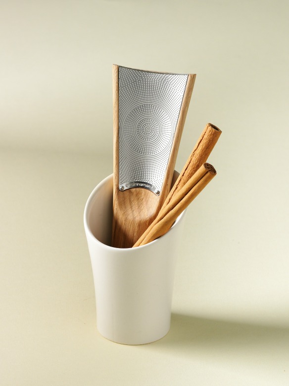 Cinnamon grater and cup